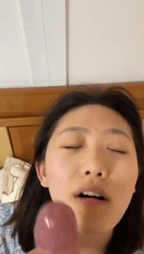 图片[1]-眼镜婊骚母狗口交颜射清纯碎花裙小美女约炮同校男同学嘴含大鸡巴就爱不释手-91欢迎您！